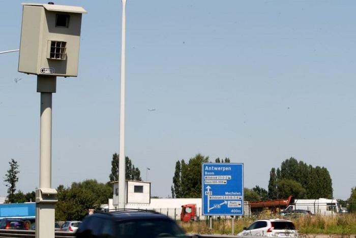 Un şofer belgian a fost amendat pentru că a fost prins de radar circulând cu 696 km/h, cu un Opel Astra