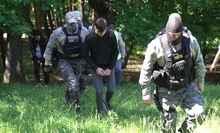 Detaliile care pot răsturna ancheta în cazul crimei din Botoşani! Primele imagini cu Bogdan, în pădurea unde a ucis-o pe Petronela