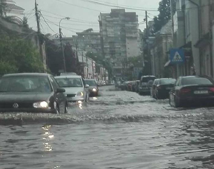 Prăpăd după furtuna violentă de la Piteşti! Şoferii aproape că înoată în apa care a acoperit străzile oraşului