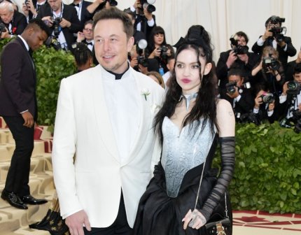 Miliardarul Elon Musk şi noua lui iubită, Grimes, s-au cunoscut online acum o lună