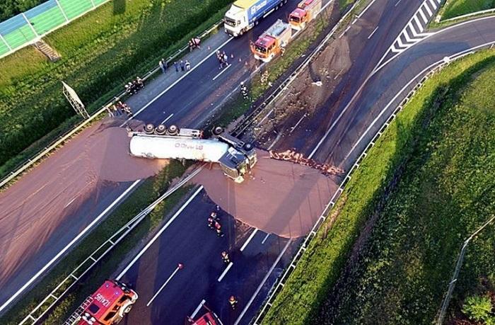 O cisternă plină cu 32 de tone de ciocolată s-a răsturnat pe o autostradă din Polonia şi a blocat complet traficul