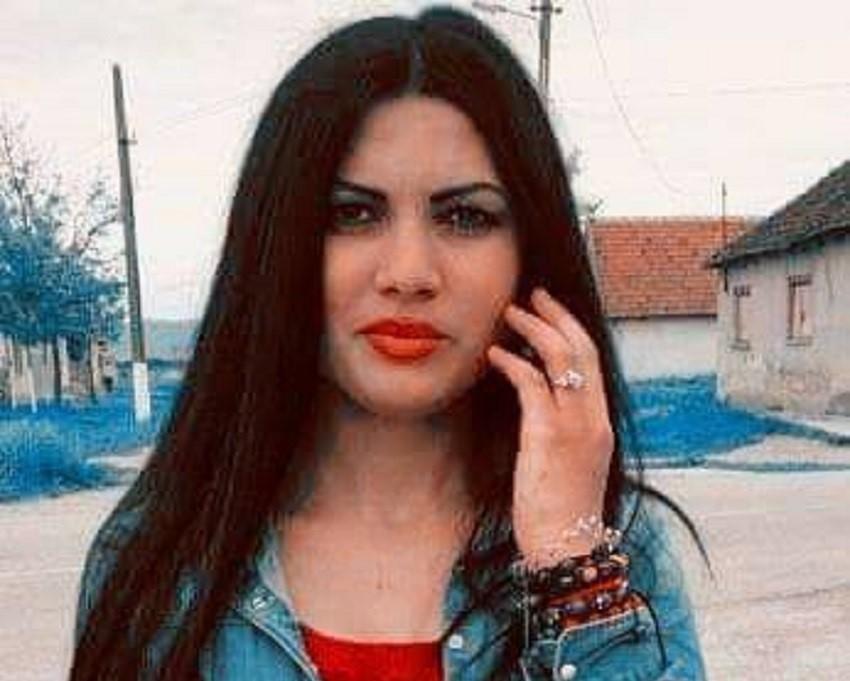 Ea este tânăra mămică din Sântana înjunghiată în gât. Fata a fost ucisă cu patru lovituri de cuţit de tatăl copilului ei, un băiat de 19 ami