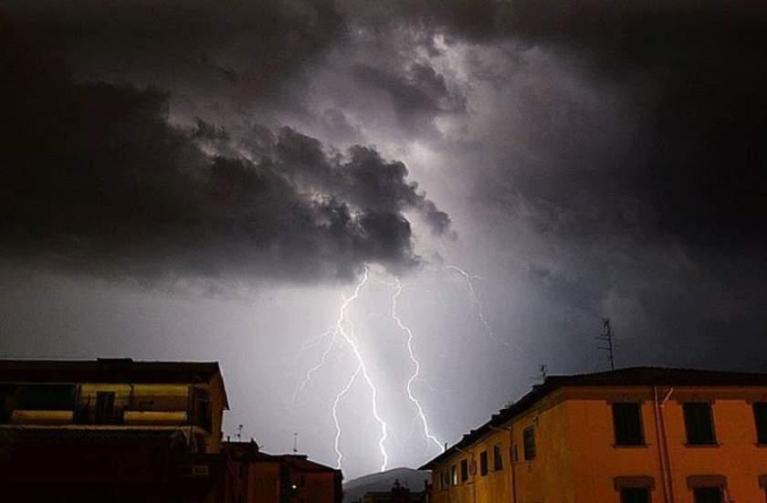 ANM a emis noi alerte de fenomene periculoase. Coduri galben şi portocaliu de vijelii, ploi torenţiale şi grindină în mai multe judeţe