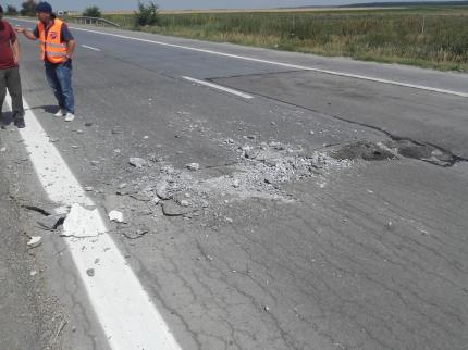 Pericol de accident pe A2. S-au ridicat din nou plăcile de beton