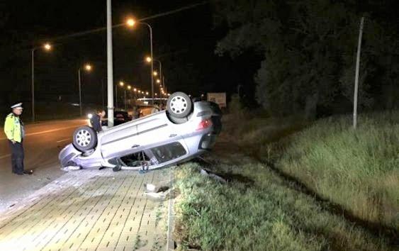 Cursă de maşini cu viteze ameţitoare, impact devastator! A izbit în plin un Passat, i-a sărit roata şi a rupt un stâlp de electricitate