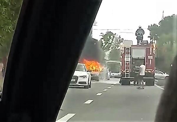 BMW în flăcări, la Timişoara. Bolidul a luat foc din senin şi a ars ca o torţă câteva zeci de minute (Video)
