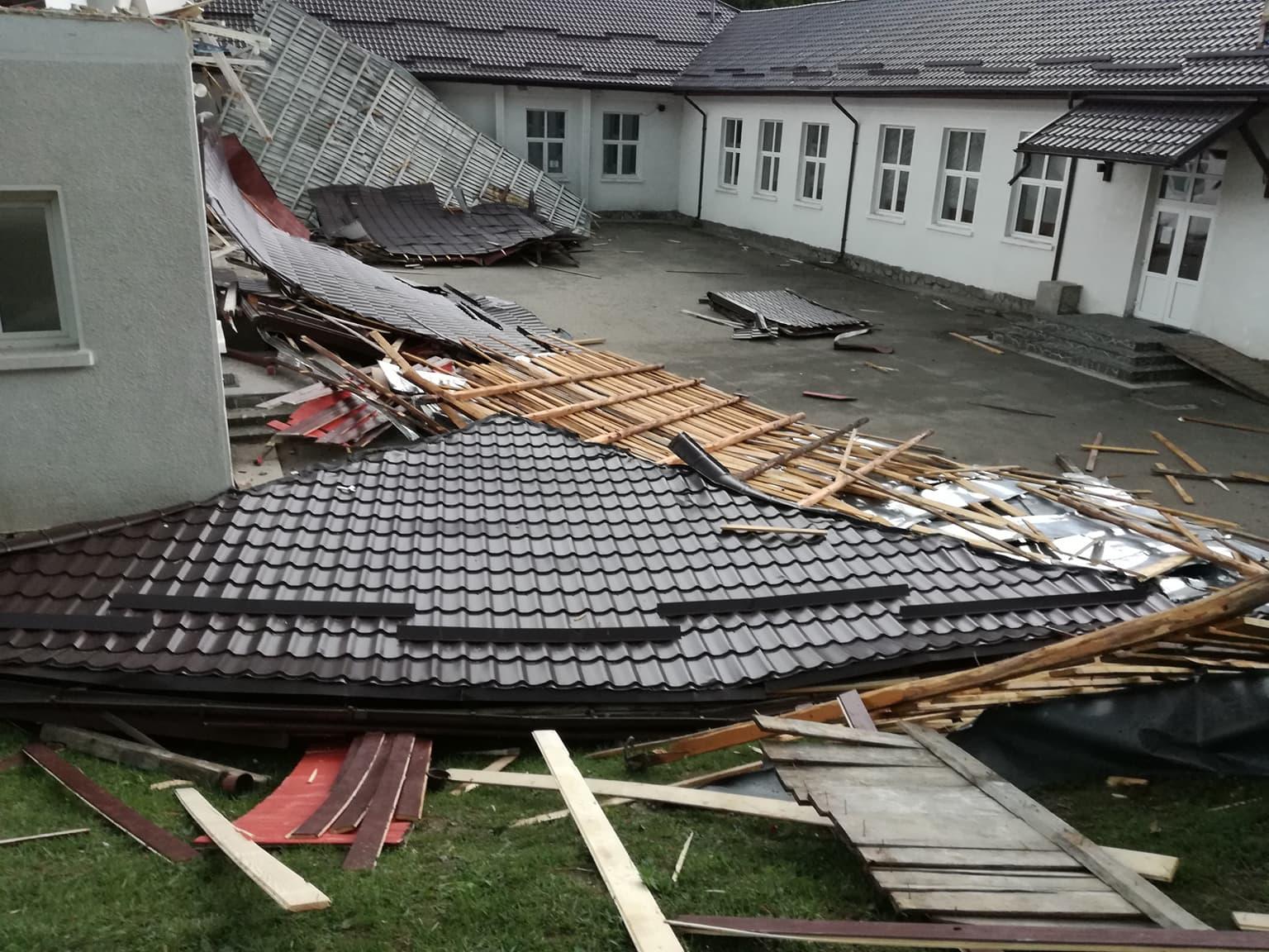 O tornadă a făcut prăpăd în Poiana Ţapului! A pus la pământ zeci de copaci şi a smuls acoperişul unei şcoli (Video)
