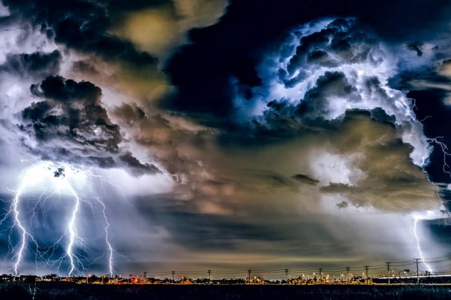 Alertă meteo cu efect imediat. O furtună puternică va lovi în scurt timp 16 judeţe