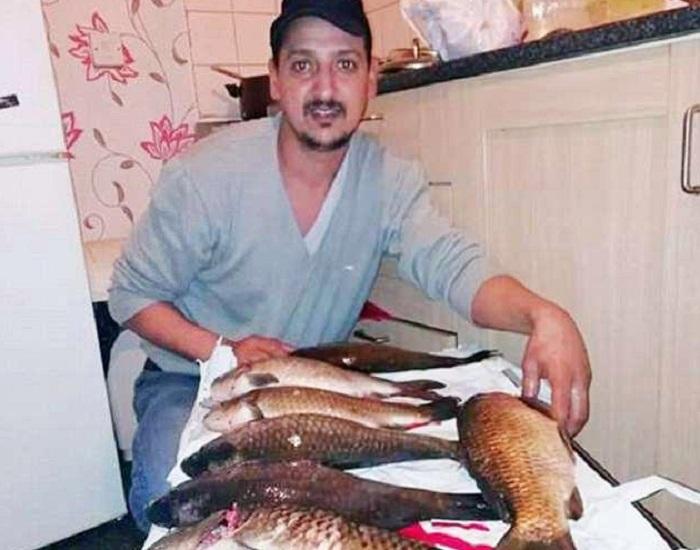 Mai mulţi români din Marea Britanie fură crapi din iazuri şi se laudă pe Facebook cu captura