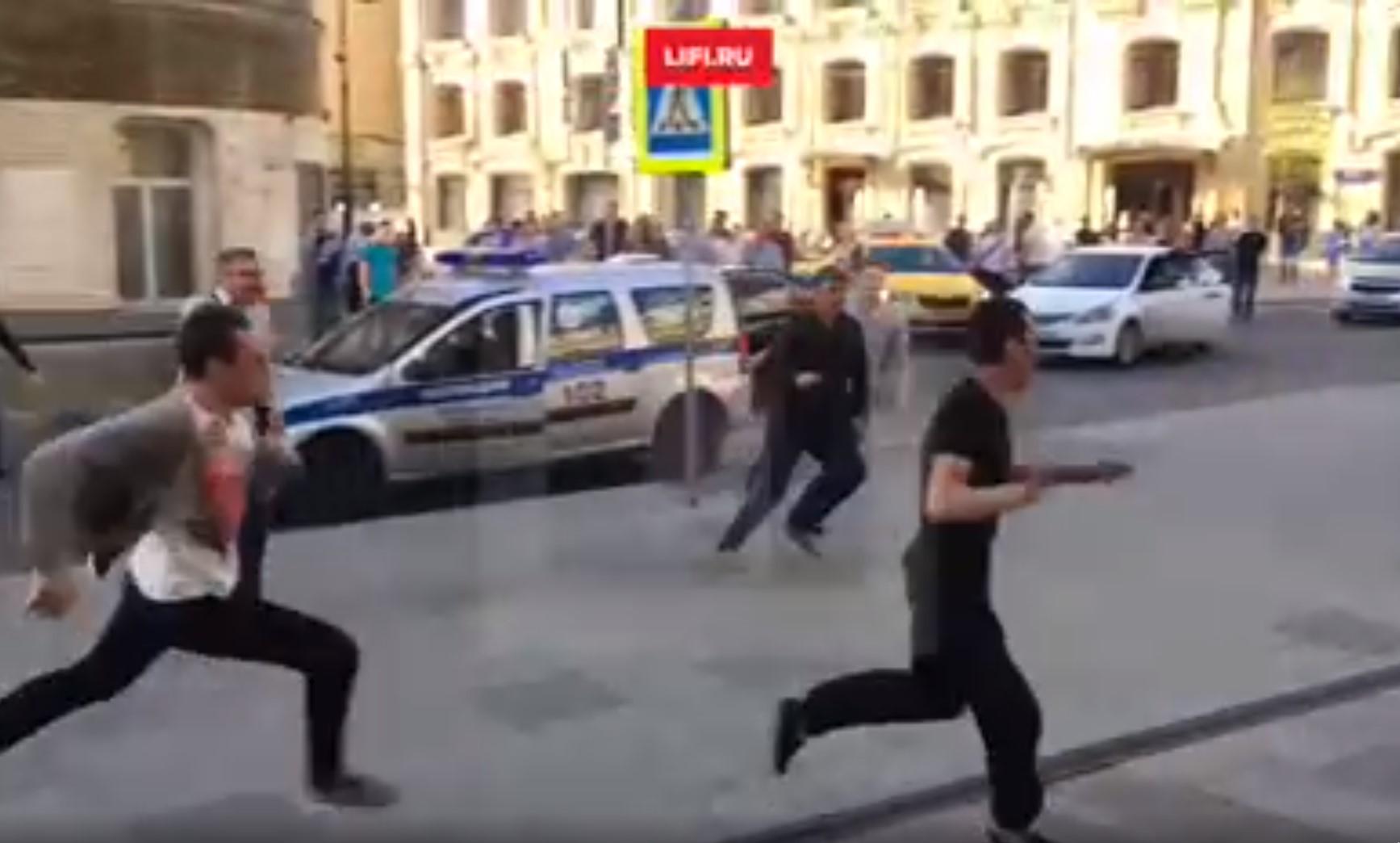 Taximetrist alergat de oameni, în Moscova