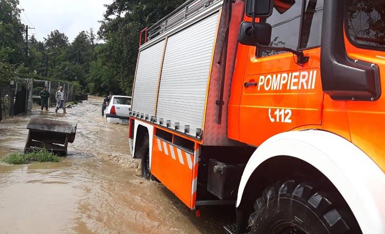 Maşină luată de ape în Argeş, după ce apele pârâului Budeasa au ieşit din matcă