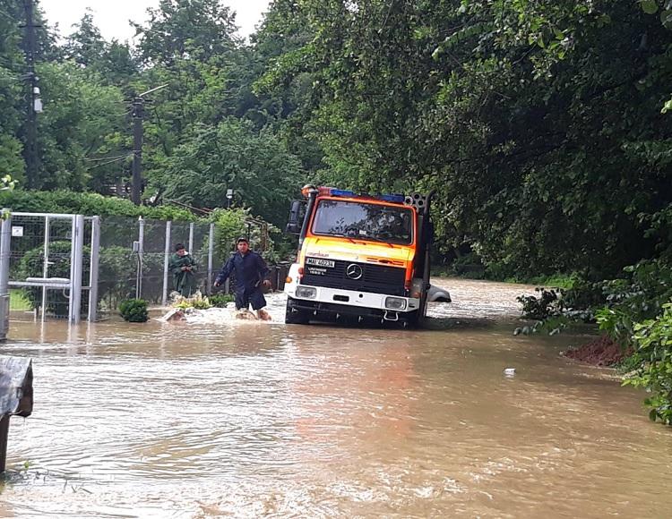 Masina luata de ape în Argeş, pompierii intervin pentru a salva şoferul