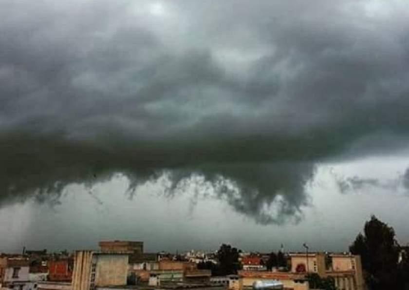 Alertă de fenomene meteo periculoase cu efect imediat. Cod portocaliu de furtuni, ploi torenţiale şi grindină, în următoarea oră