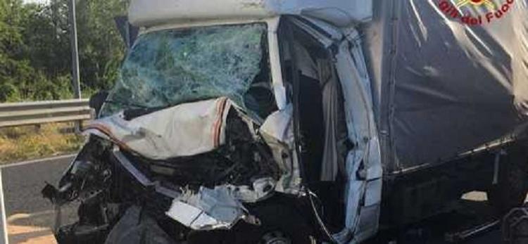 Impact devastator pe o autostradă din Italia. Un mort după ce o camionetă românească s-a ciocnit violent cu un TIR