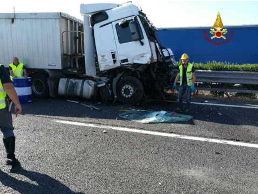 Un mort după ce o camionetă românească s-a ciocnit violent cu un TIR