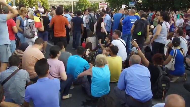 Protest în Piaţa Victoriei din Capitală. Oamenii s-au aşezat pe carosabil