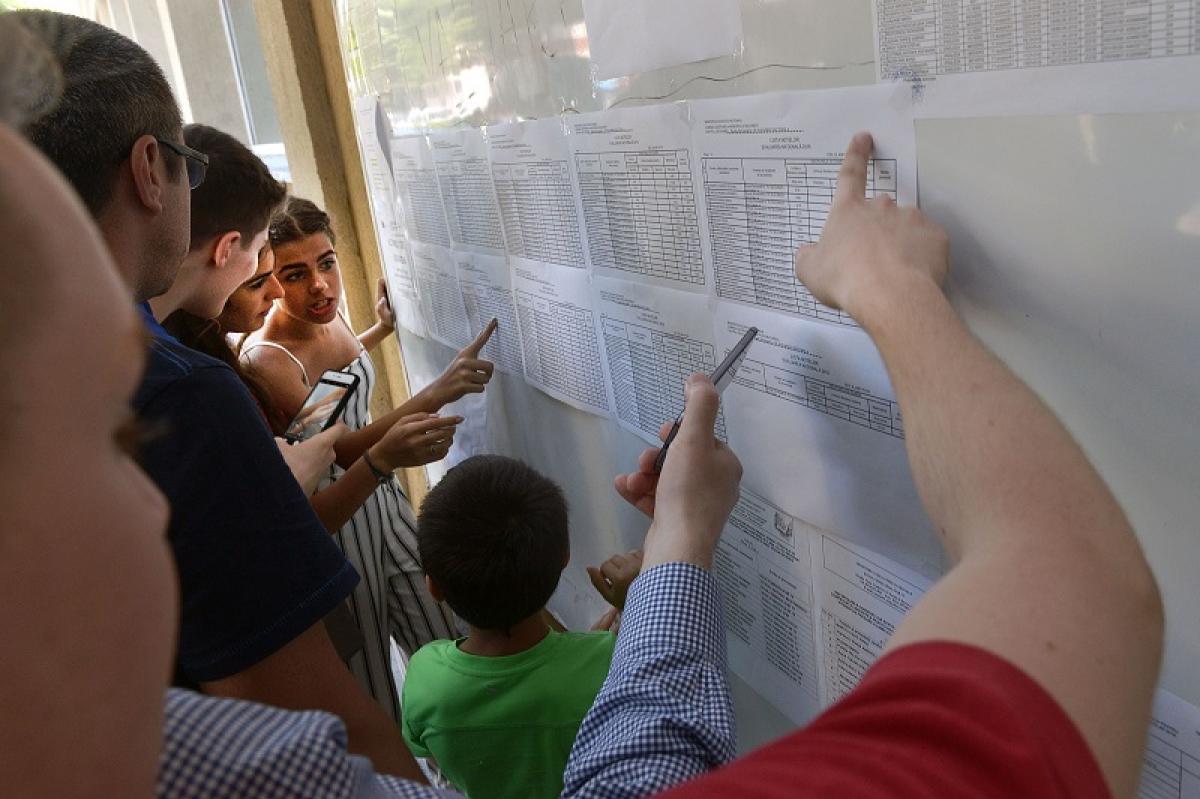 Elevi la Evaluare Naţională Elevi citesc rezultatele la Evaluare Naţională 2018