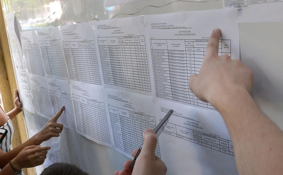 Candidaţi privesc notele Candidaţi citesc notele la Bac 2018