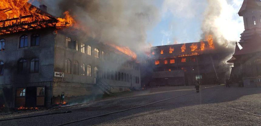 Mănăstirea Roşiori cuprinsă de foc