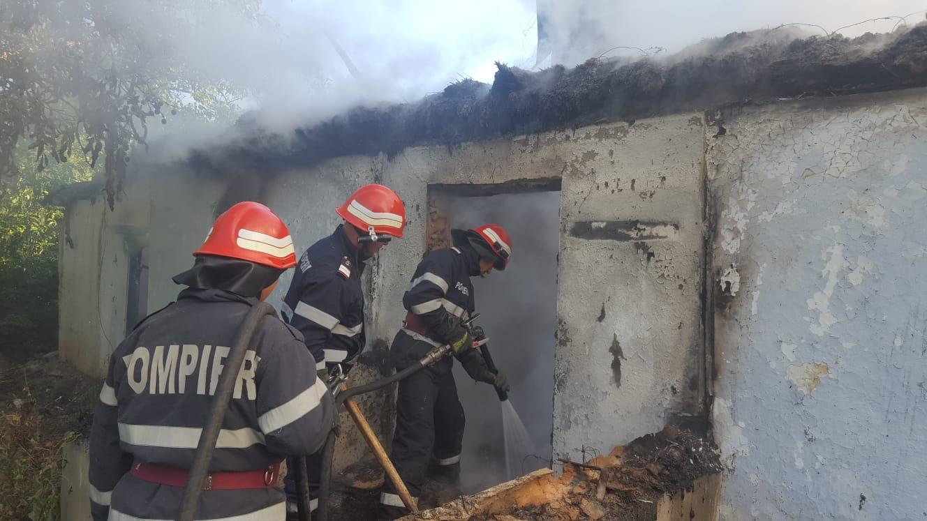 Pompierii sting incendiul la mănăstirea de maici din Slava Rusă