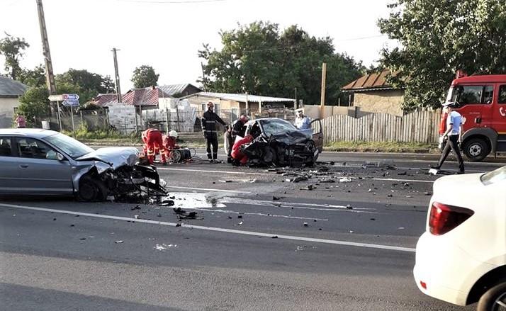 Accident îngrozitor la Bucov, pe DN1B. Sunt patru victime, după un impact devastator. Traficul este restricţionat