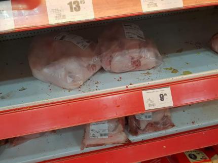 Imagini de groază la raionul de carne al unui supermarket din Bacău