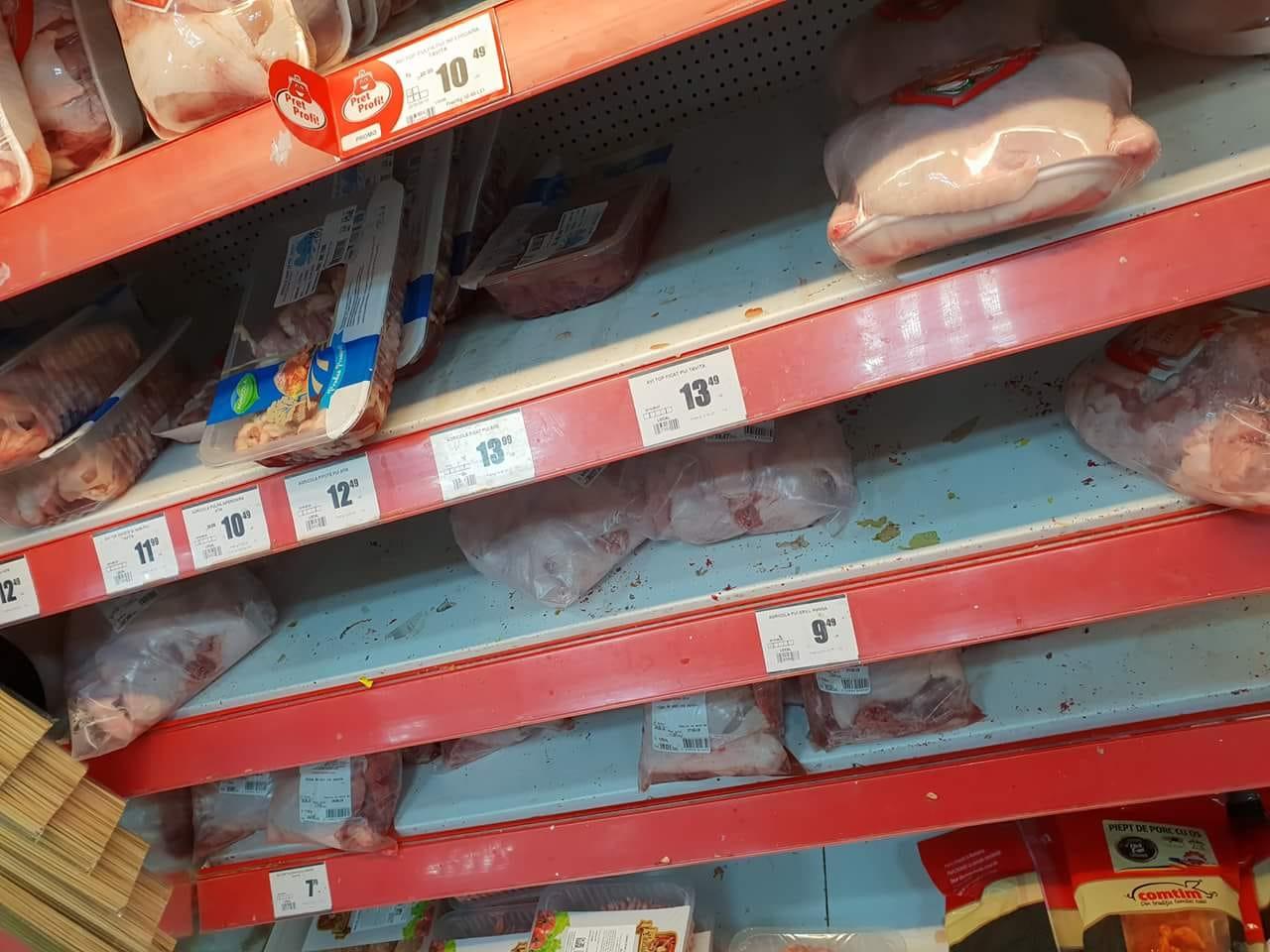 Rafturile supermarketului din Bacău erau pline de pete de sânge
