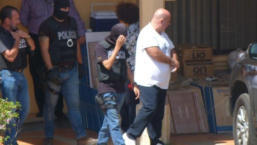 Românul care o găzduieşte pe Alina Bica în Costa Rica, acuzat de vecini că taie patru porci pe săptămână