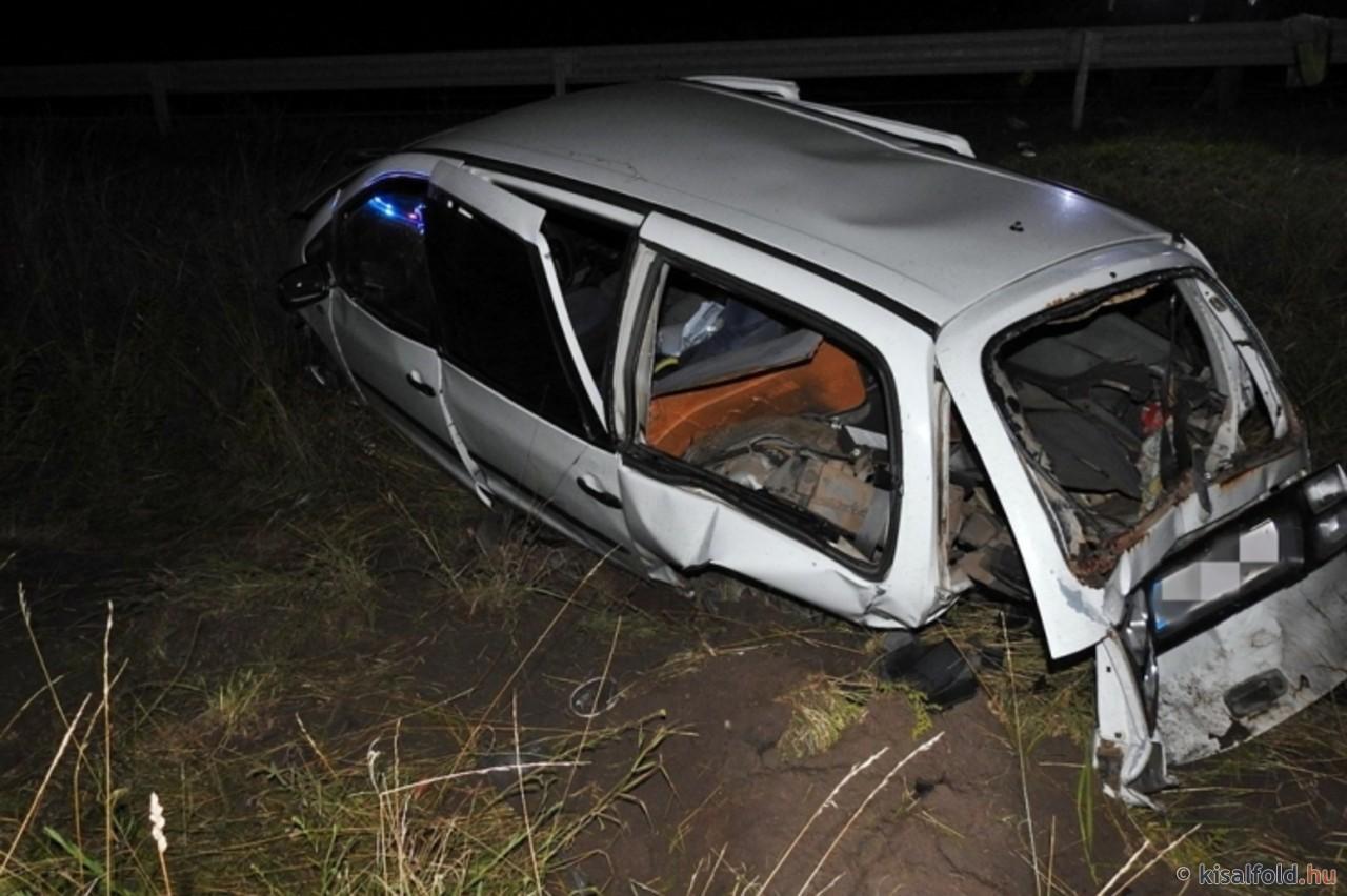 Masina lovita de un sofer roman pe autostrada din Ungaria a ajuns intr-un sant