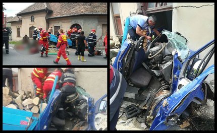 Accident cumplit în Sibiu. Un camion s-a făcut praf după ce s-a izbit violent de o casă, pe marginea drumului