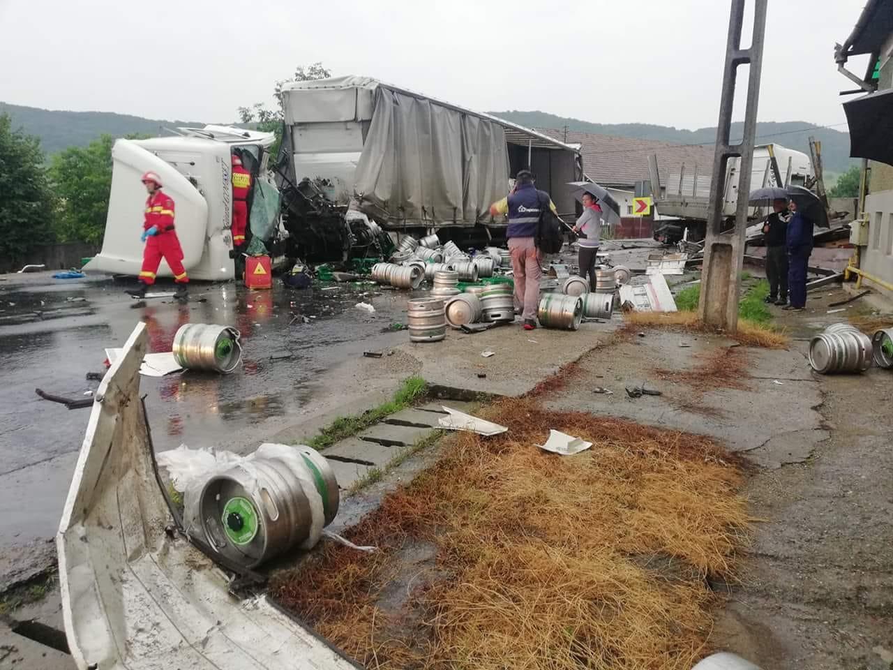 Imagini şocante în Mureș, după ce două TIR-uri s-au ciocnit frontal! Circulația este blocată pe ambele sensuri