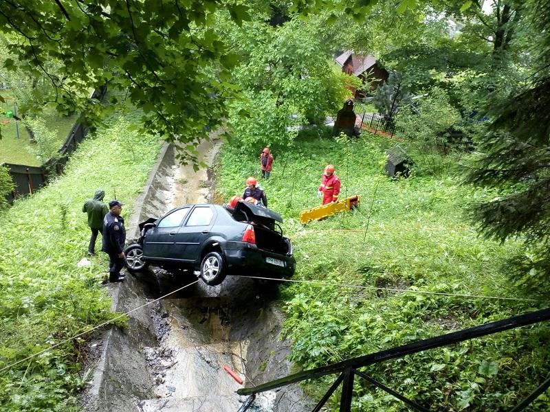 Accident la Sinaia cu un autocar cu turisti francezi si un autoturism