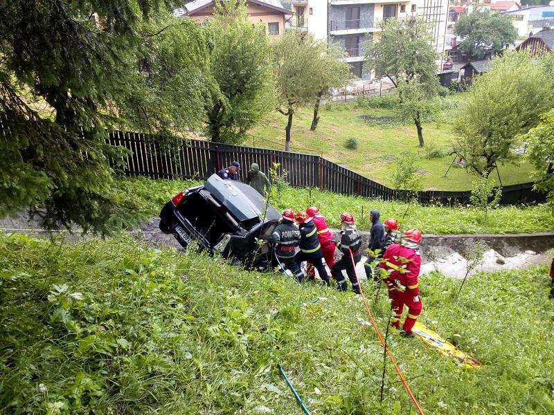 Accident la Sinaia intre un autocar si un autoturism prabusit intr-o rapa