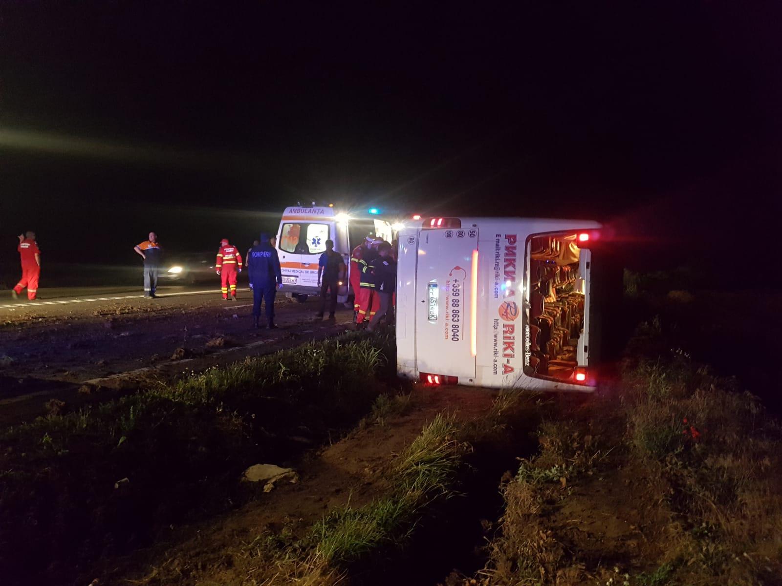 Autocarul răsturnat la intrarea în Mihail Kogălniceanu