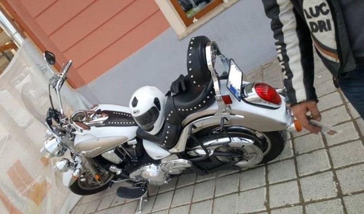 Un motociclist a lovit un poliţist, apoi a intrat cu viteză printre pietoni în Piaţa Sfatului din Braşov. Bărbatul a filmat întreaga grozăvie