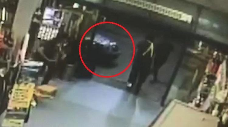 Atac şocant într-o benzinărie din Giurgiu, surprins de camerele video! Un bărbat fură o maşină după ce ameninţă o tânără cu un cuţit