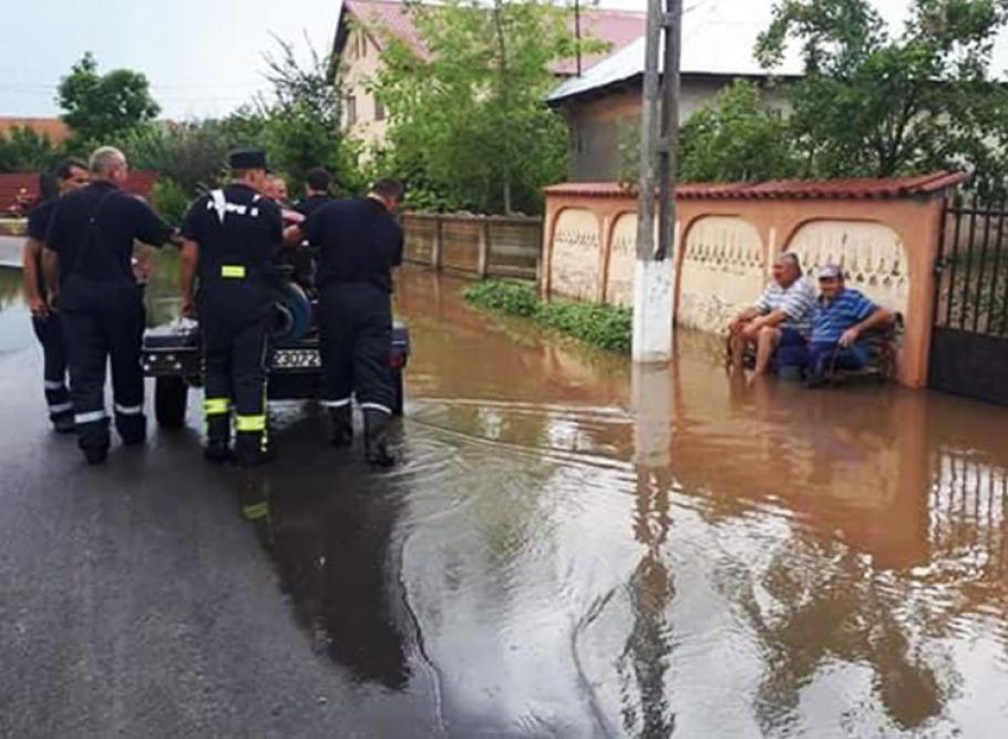 Romanii cod rosu Românii au așteptat liniștiți să fie salvați, în plin cod roșu de inundații