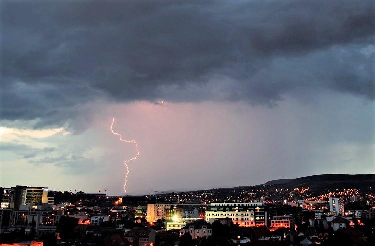 Ploi torenţiale, vijelii şi grindină în toată ţara, până la ora 21.00. Vor cădea mari cantităţi de apă, ce pot depăşi 40 de litri pe metru pătrat