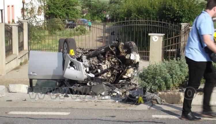 Accident groaznic în Botoşani, la Mănăstirea Doamnei. Soţ şi soţie în stare critică, după ce s-au izbit violent cu maşina de un cap de pod