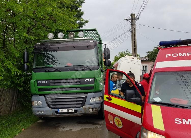 Microbuz cu 17 călători spulberat de un camion, în Dâmboviţa