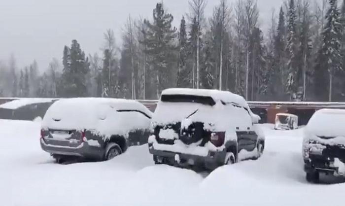 Iarnă în toiul verii! Troiene şi maşini îngropate în zăpadă, într-un orăşel din Rusia (Video)