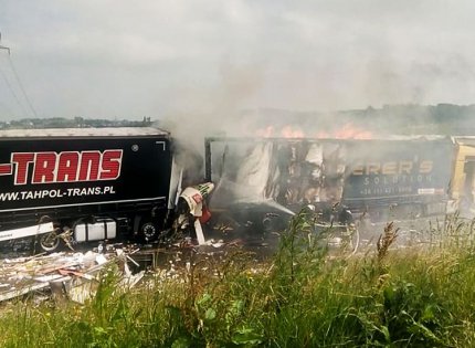 Șoferi de TIR striviți în propriile cabine în urma unui accident îngrozitor pe o autostradă din Germania