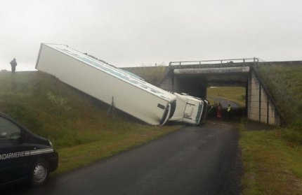 Un şofer român de 24 de ani a căzut cu TIR-ul de pe şosea, în Franţa. Poliţia crede că era cu ochii pe telefon