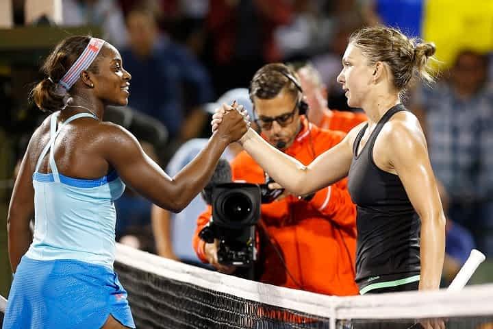 Simona Halep şi Sloane Stephens după un meci la Miami Open, 2015