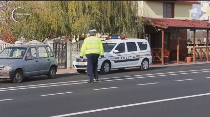 Echipaj de poliție staționat pe marginea drumului