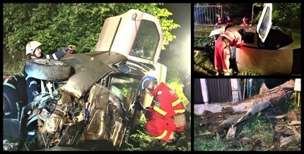 Accident şocant la Recea, în Mureş. Un Logan s-a izbit violent de un copac, pe care l-a rupt. Trei tineri sunt răniţi, unul a răman prins sub maşină