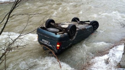 Doua masini au plonjat intr-un parau din localitatea Isla, judetul Mures