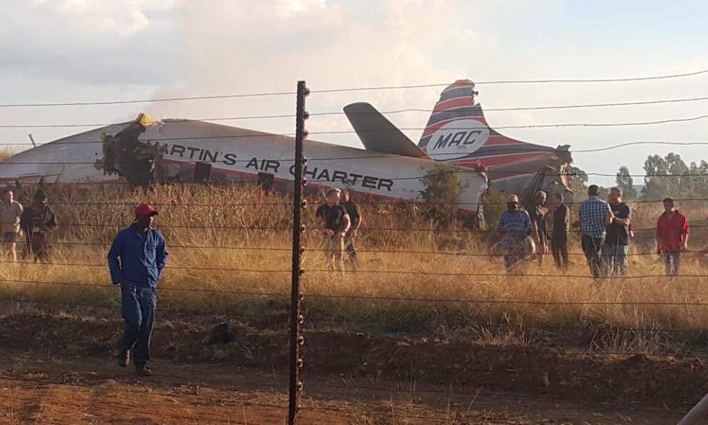 Oameni lângă epava avionului prăbuşit la Pretoria