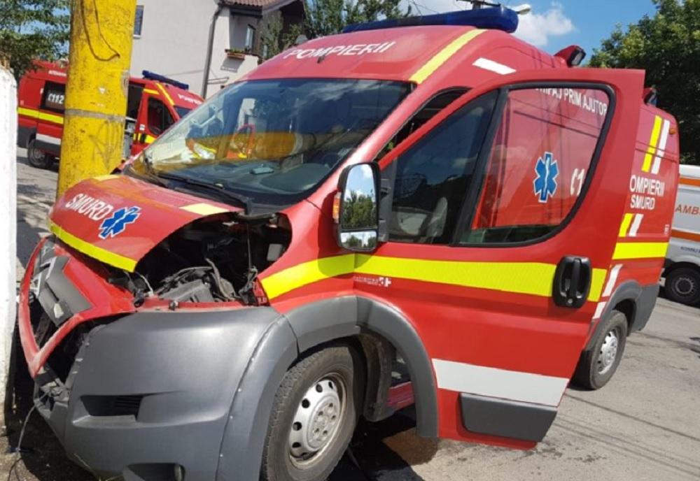 Ambulanţă SMURD, izbită de o maşină care nu i-a acordat prioritate la Constanţa