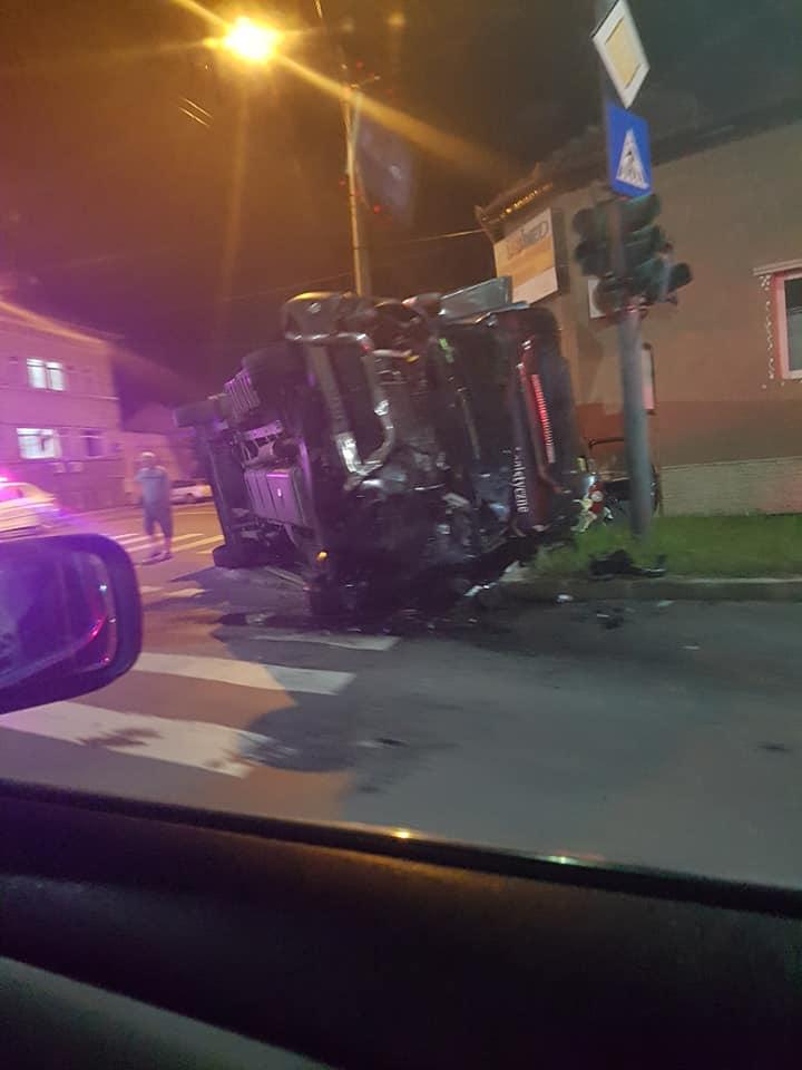 Arad. Un şofer polonez neatent a spulberat o fată de 24 de ani, strivindu-i maşina cu microbuzu